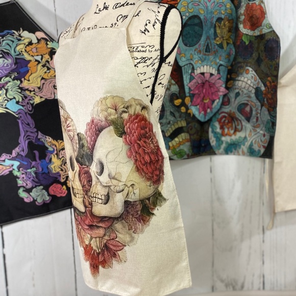 Apron Heart Skulls Punk Goth Crafts Decor - Picture 6 of 7